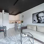 Modern Black Spot Posen