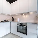 Modern Black Spot Posen