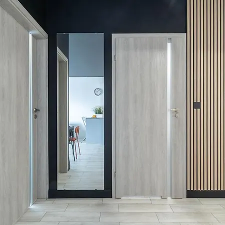 Modern Black Spot Apartment Poznan